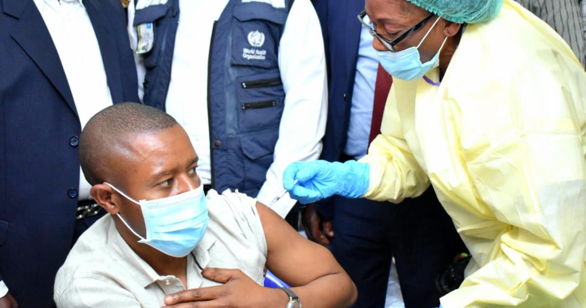 Carly Nzanzu Kasivita, en train de se faire vacciner