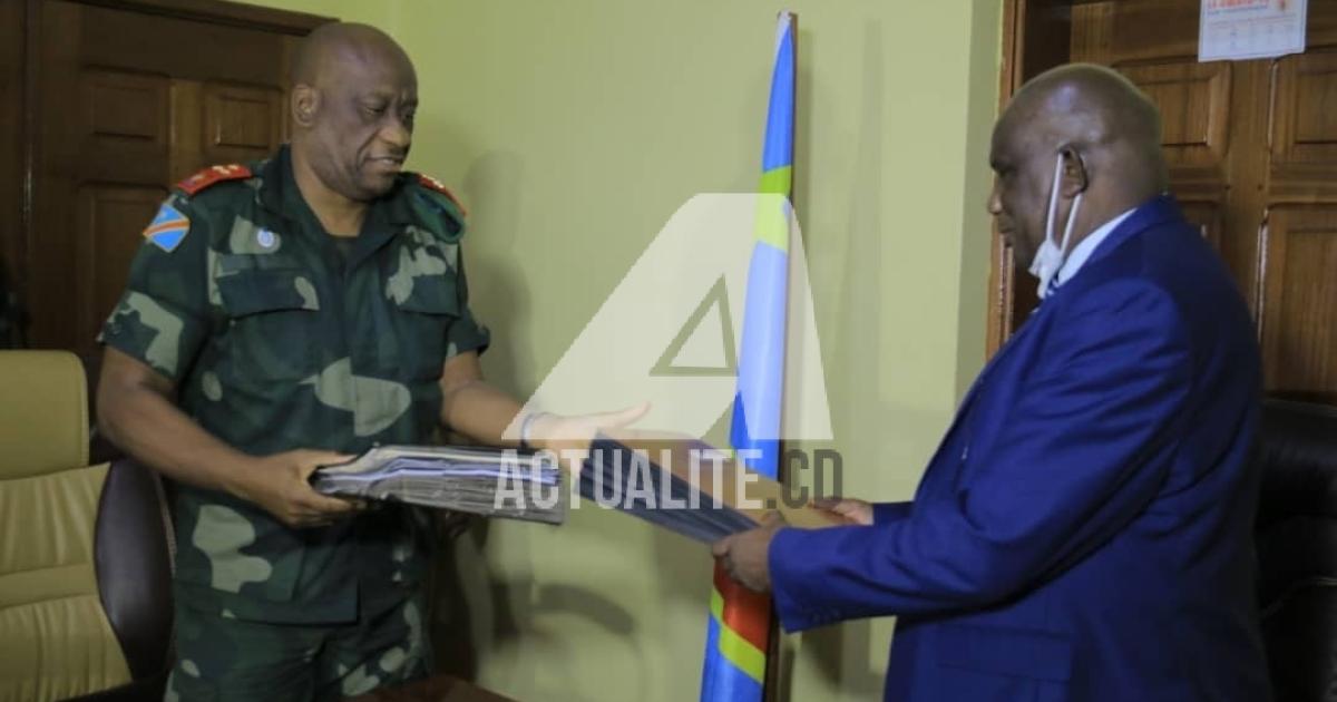 cérémonie de remise et reprise entre le Lieutenant Luboya et le gouvernement sortant représenté par Martin Shalo Dudu/Ph. ACTUALITE.CD