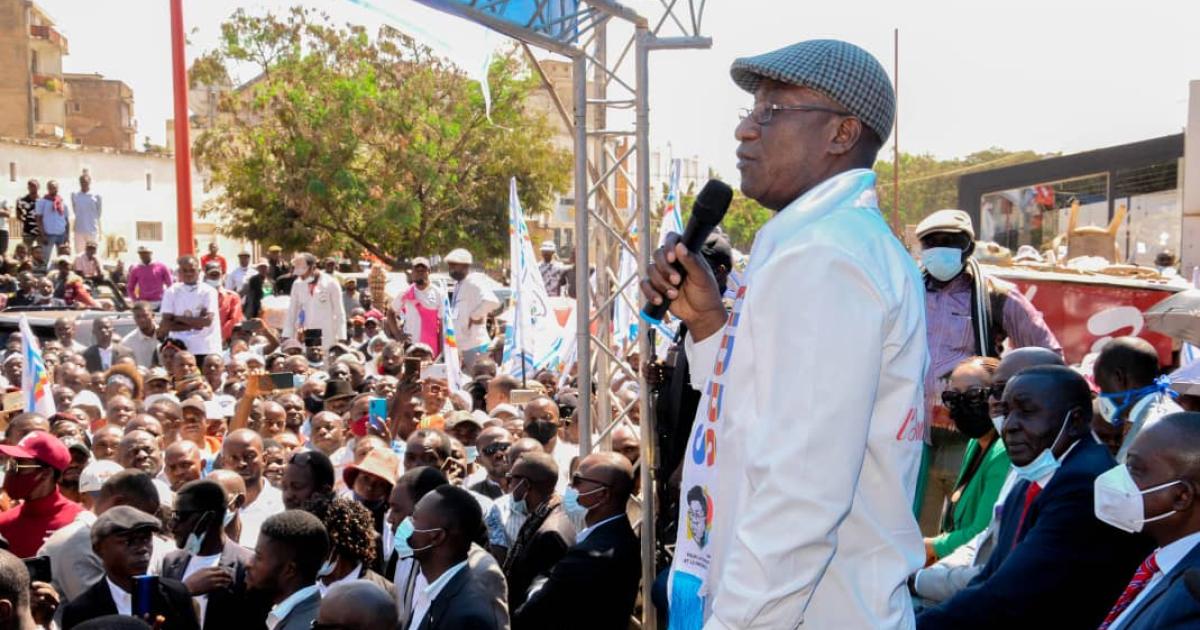 Guylain Nyembo devant les militants UDPS à Lubumbashi/Ph. droits tiers