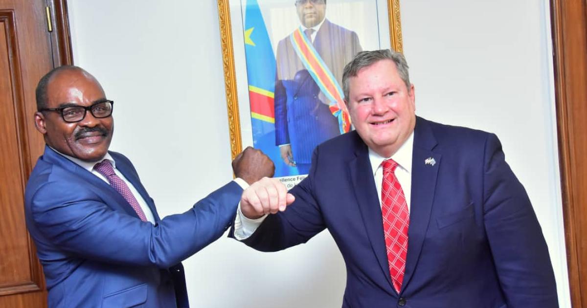 Nicolas Kazadi, ministre des Finances et Mike Hammer, ambassadeur américain en RDC. Ph. Droits tiers.