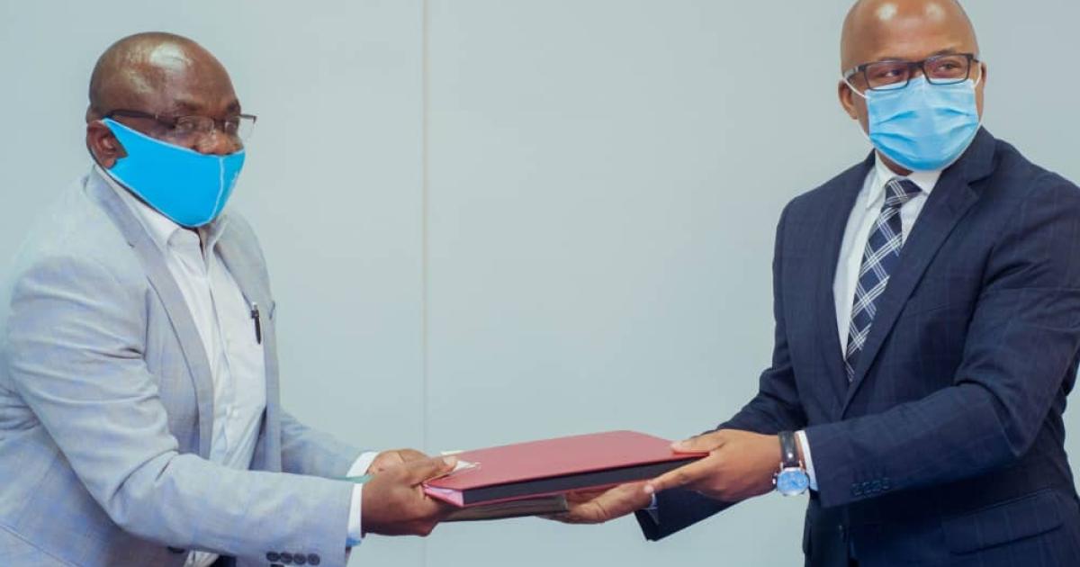 Le DG du FPM, Jean-Claude Thetika après signature du contrat avec Abdon Mungumwa, PCA de la COOPEC Bonne Moisson. Ph. FPM