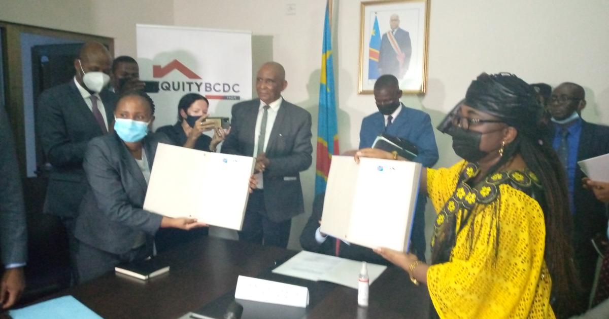 La délégation EquityBCDC et la directrice du FNPSS lors de la signature du protocole d'accord sous la supervision du ministre des Affaires sociales, AH et SN. Ph. ACTUALITE.CD