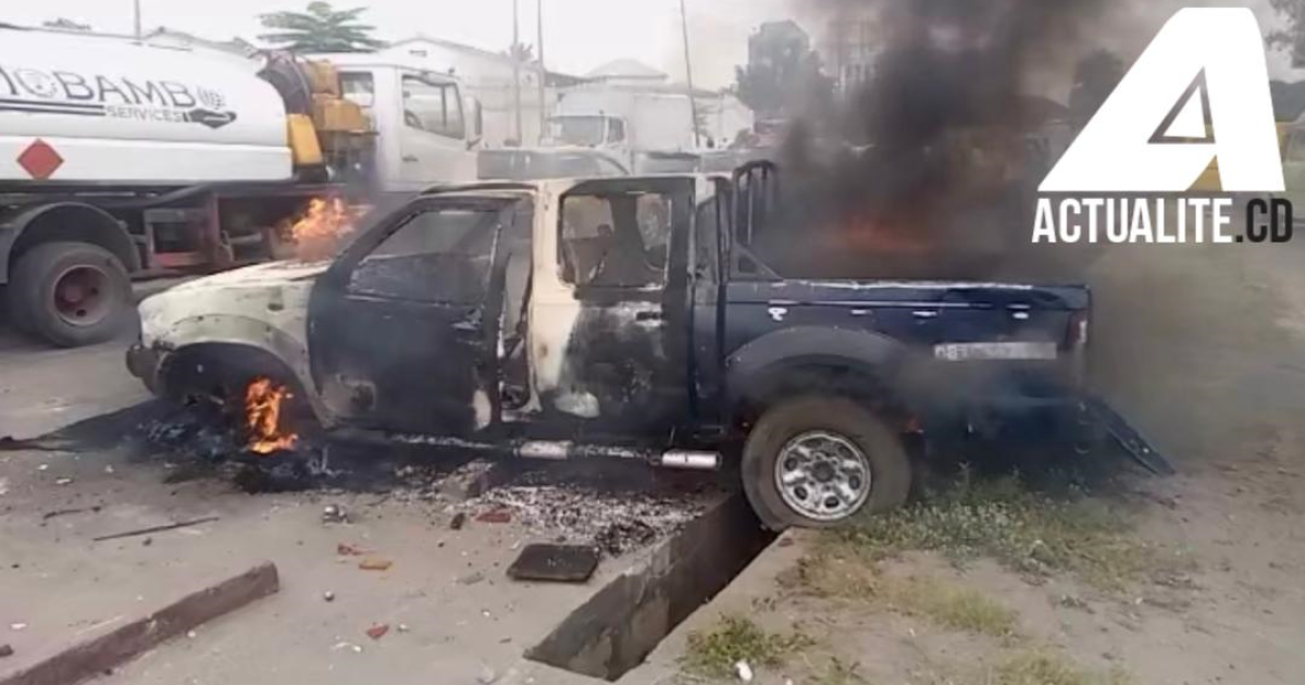 Une jeep de la police incendiée/Ph ACTUALITE.CD
