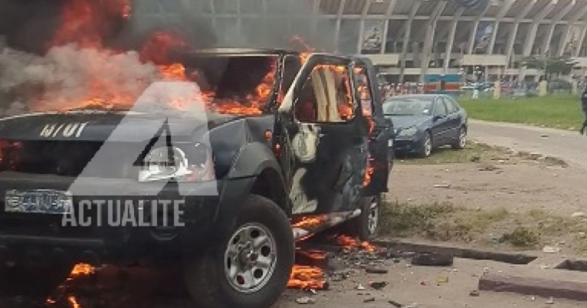 Une jeep de la police incendiée lors des tensions opposant les deux camps islamiques au Stade des Martyrs/Ph. ACTUALITE.CD