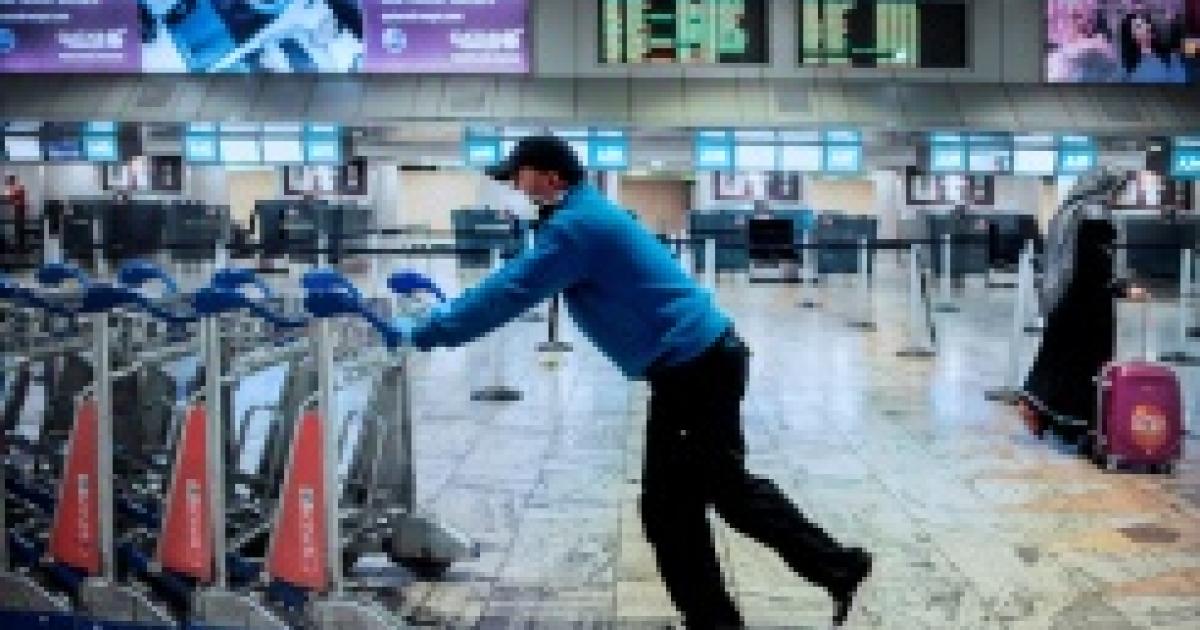 Un hall d'enregistrement de l'aéroport de Johannesburg, le 17 mars 2020 en Afrique du Sud/AFP
