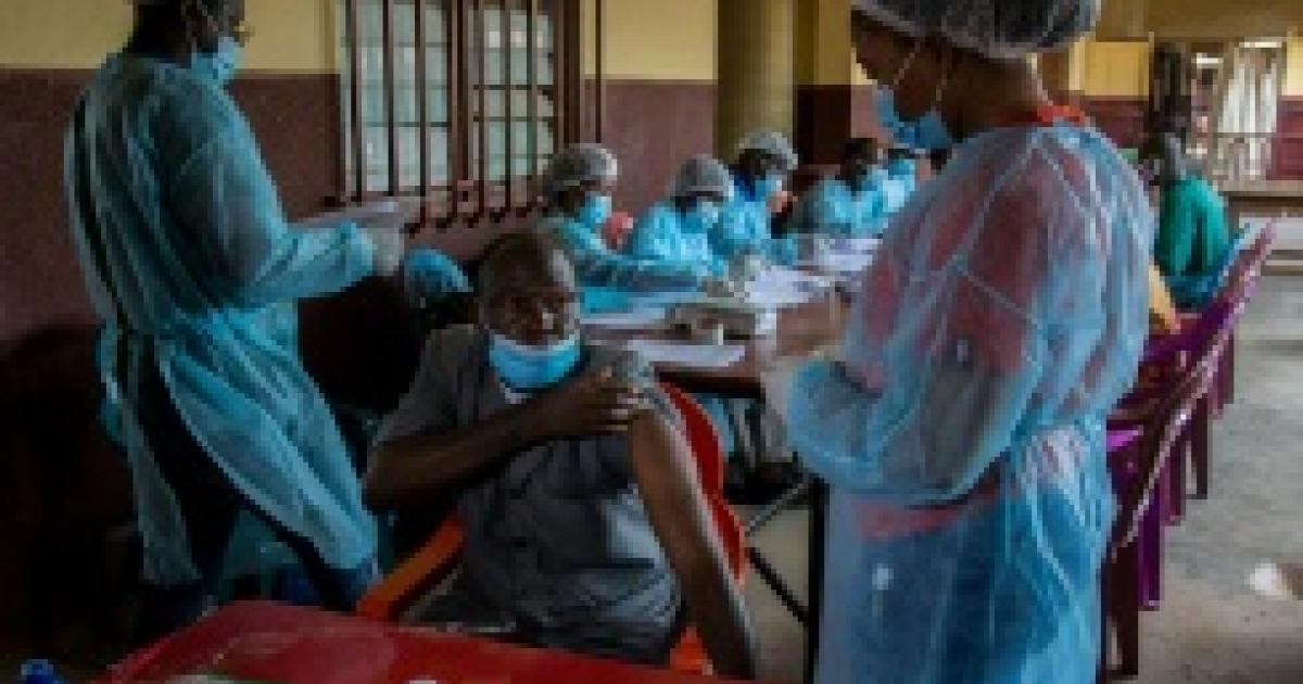 Vaccination contre le virus Ebola à l'hôpital de Nzérékoré, dans le sud-est de la Guinée, le 24 février 2021/AFP