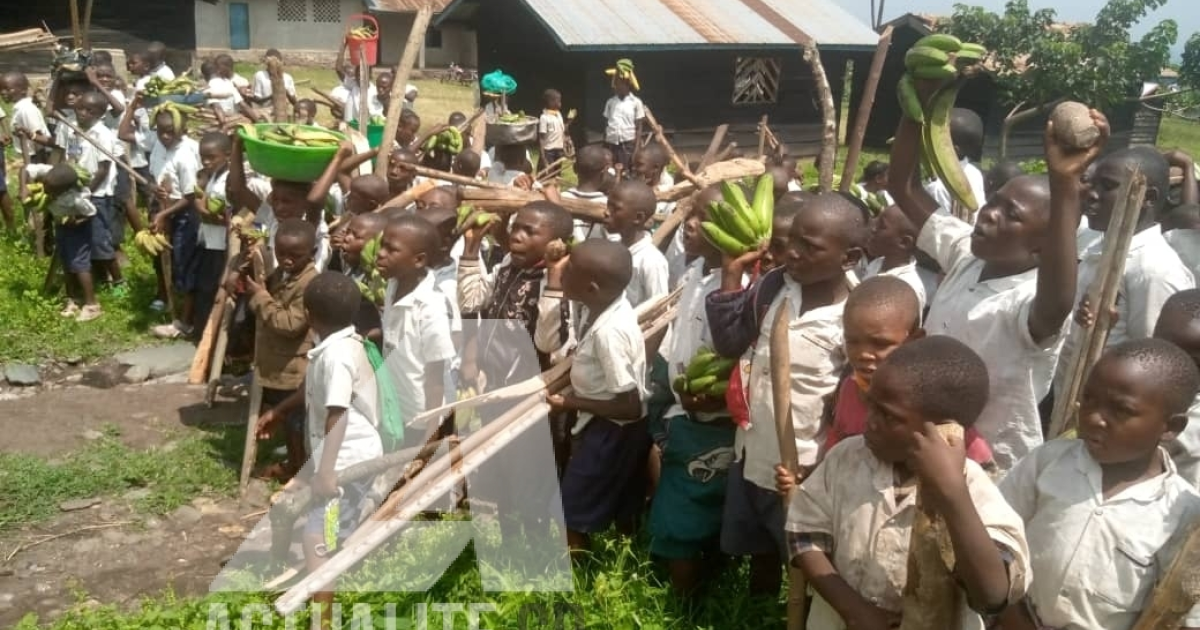 Les écoliers de Mutwanga apportent des vivres et non vivres aux militaires/Ph ACTUALITE.CD 