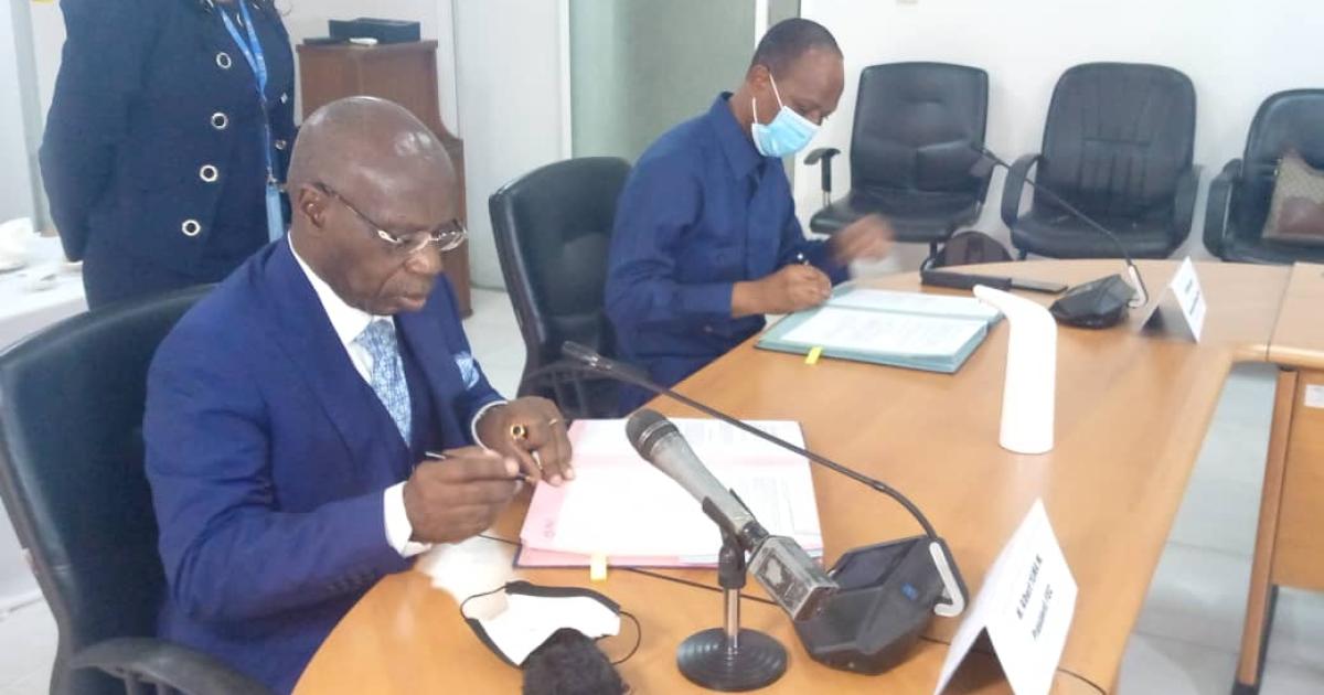 Albert Yuma, Président national de la FEC et Dominic Sam, Représentant Résident du PNUD, lors de la signature du protocole d'accord PNUD-FEC. 