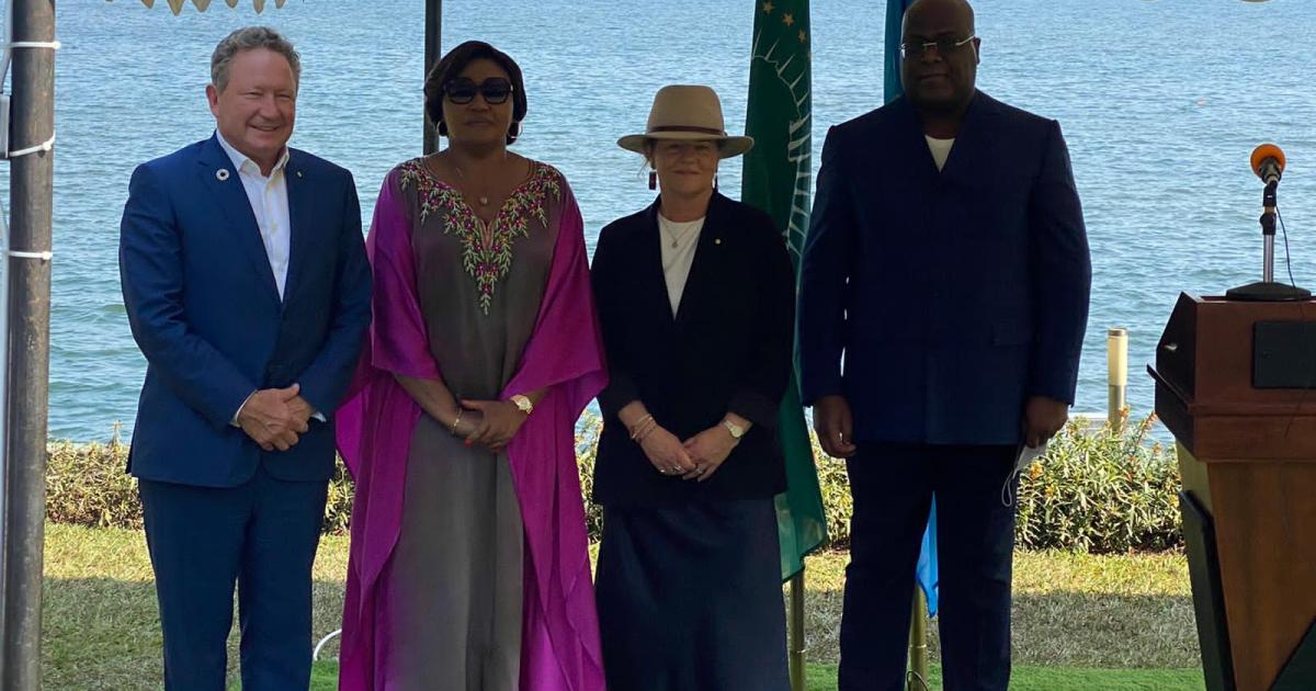 Légende : le milliardaire australien Andrew Forrest pose avec le couple présidentiel à Goma
