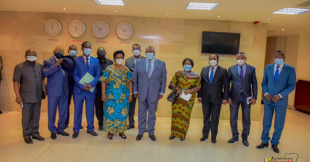 Jean-Jacques Mbungani avec les députés nationaux : médecins et anciens ministres de la santé lors d'un échange