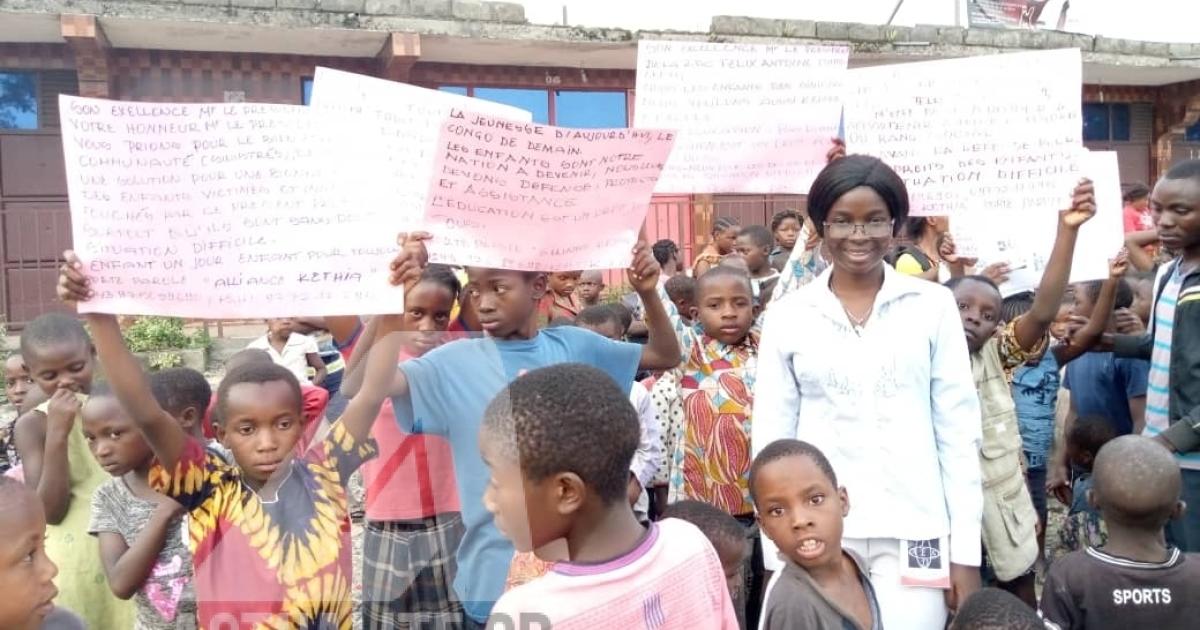 Les enfants sinistrés cantonnés à Sake reclamant leur retour à l'école/Ph. ACTUALITE.CD