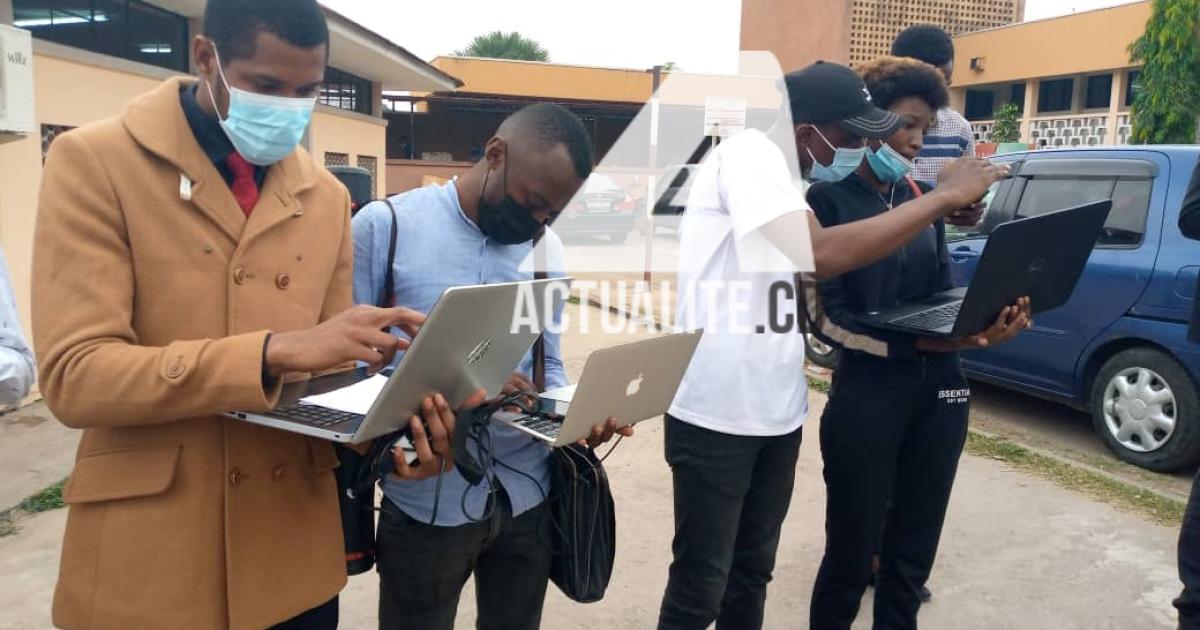 Les étudiants de l'INBTP en train d'expérimenter la connexion Wi-Fi gratuite. Ph. ACTUALITE.CD