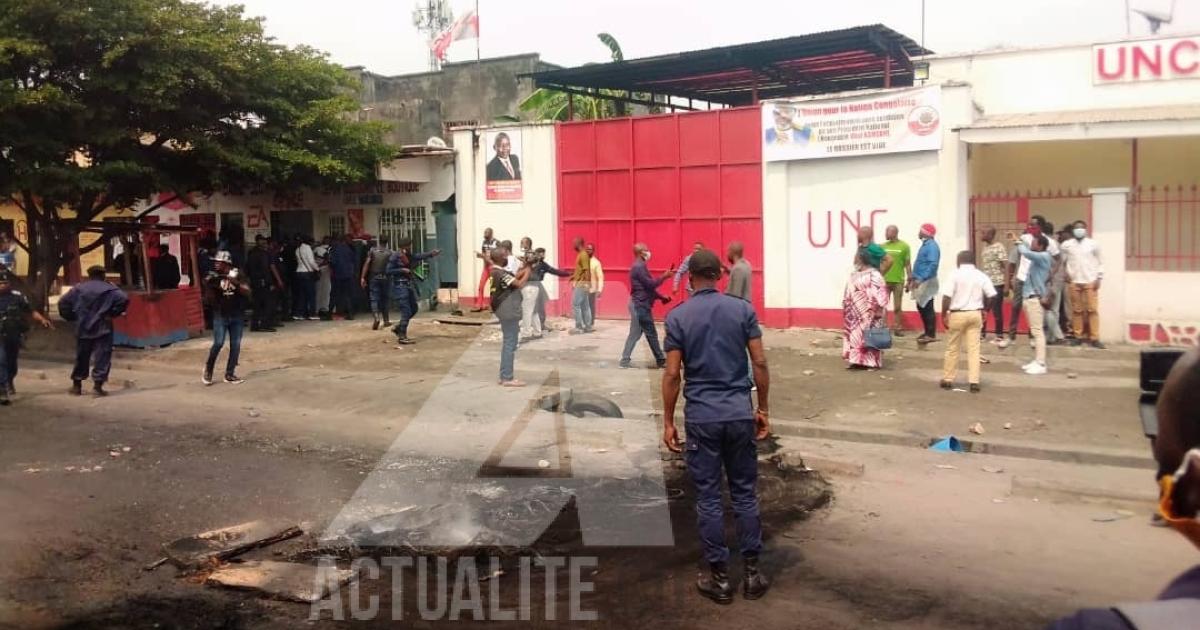 La police lors d'une intervention devant le siège national de l'UNC/Ph. ACTUALITE.CD