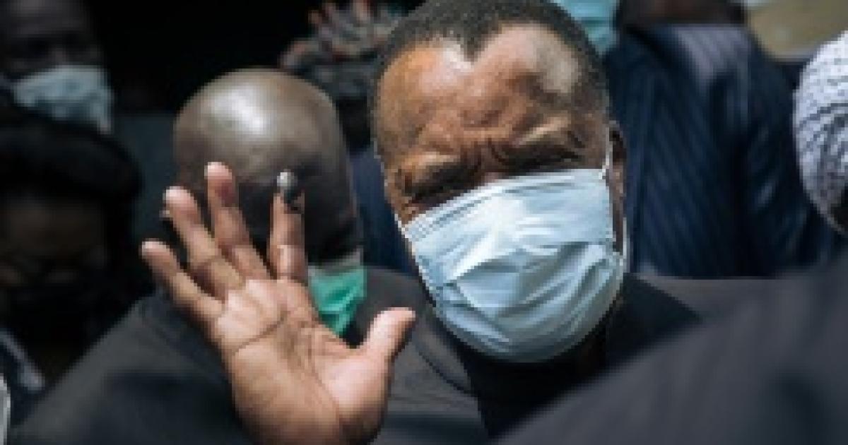 Le président congolais Denis Sassou Nguesso fait signe à des responsables à Brazzaville, le 21 mars 2021/AFP