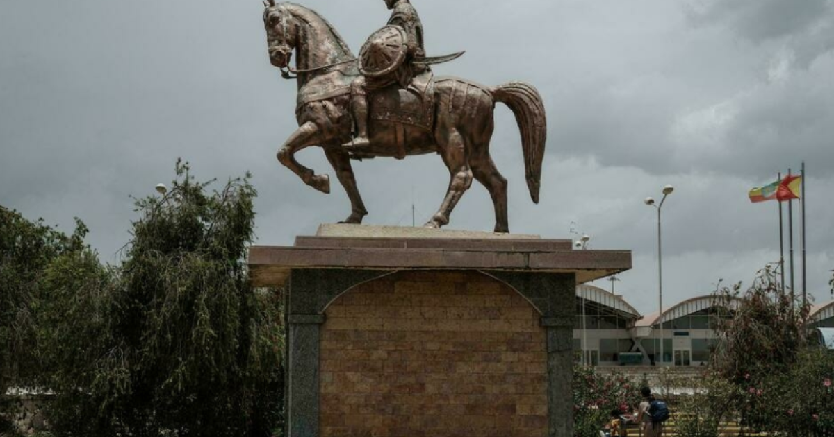 La statue d'Alula Aba Nega, général éthiopien du Tigré, devant l'aéroport de Mekele, capitale de la région du Tigré en Éthiopie, le 25 juin 2021. AFP - YASUYOSHI CHIBA