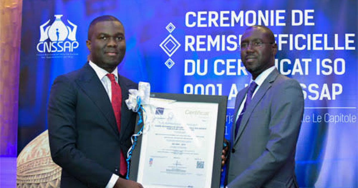 Mutombo Muke, le chargé de mission de la CNSSAP lors de la remise du certificat ISO. Ph. Droits tiers. 