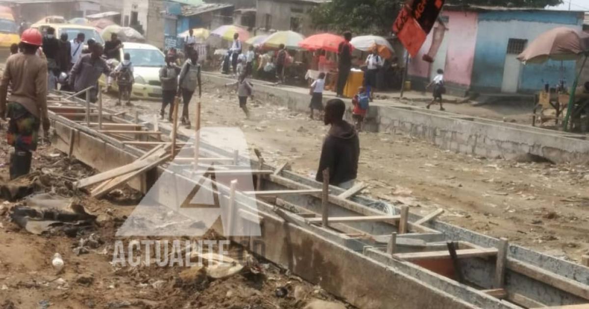 Les travaux de construction d'une route asphaltée sur l'avenue Assossa entre les communes de Bumbu et Ngiri-ngiri/Ph. ACTUALITE.CD