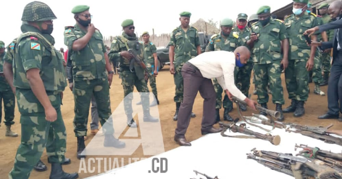 Le gouverneur militaire du Nord-Kivu et sa délégation recevant les armes rendues par les miliciens à Kitshanga/Ph ACTUALITE.CD 