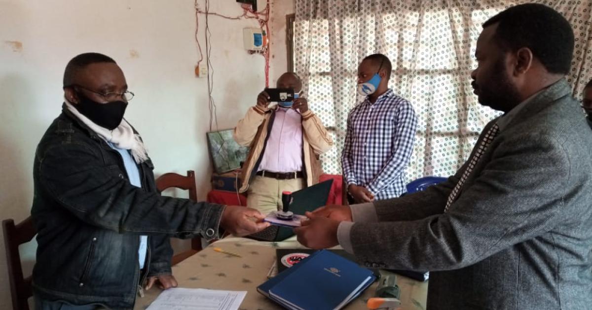 De Gauche à Droit: Butembo, le président sortant remet les symboles du pouvoir à son successeur. Crédit-photo: Droit de tiers.
