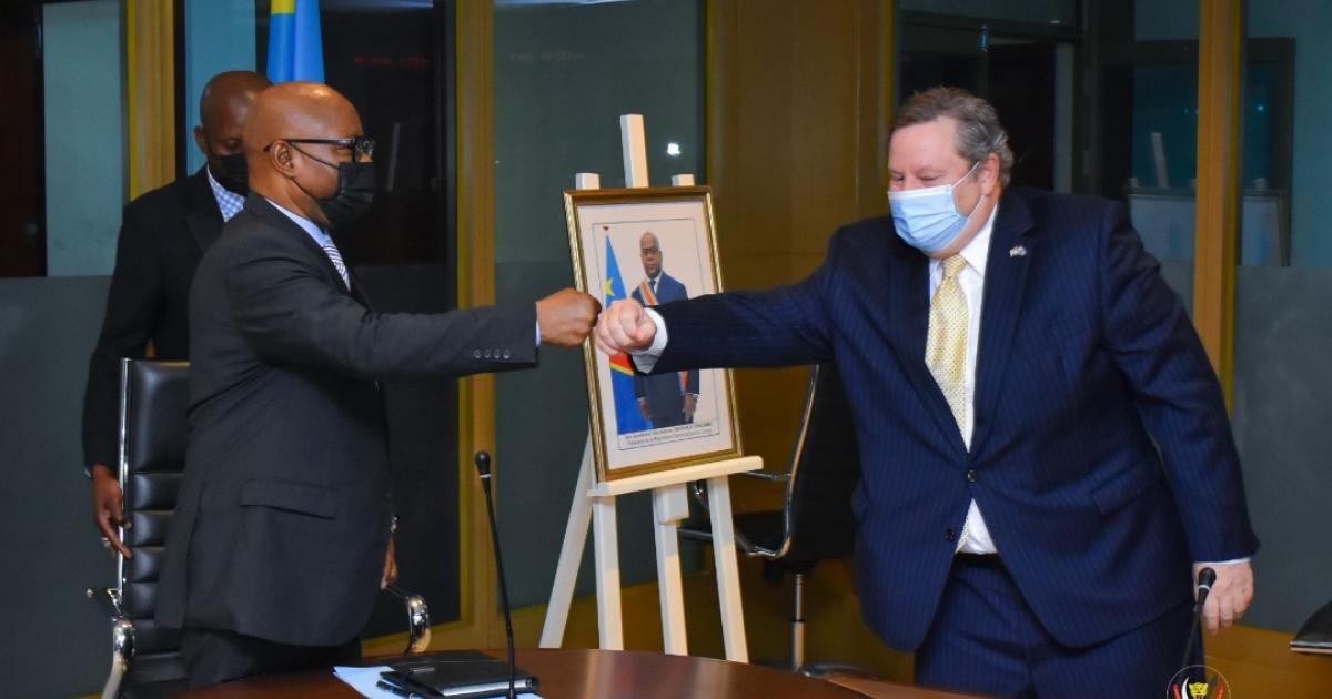 Le vice-ministre des Mines, Gaudard Motemona et l'Ambassadeur des USA en RDC, Mike Hammer
