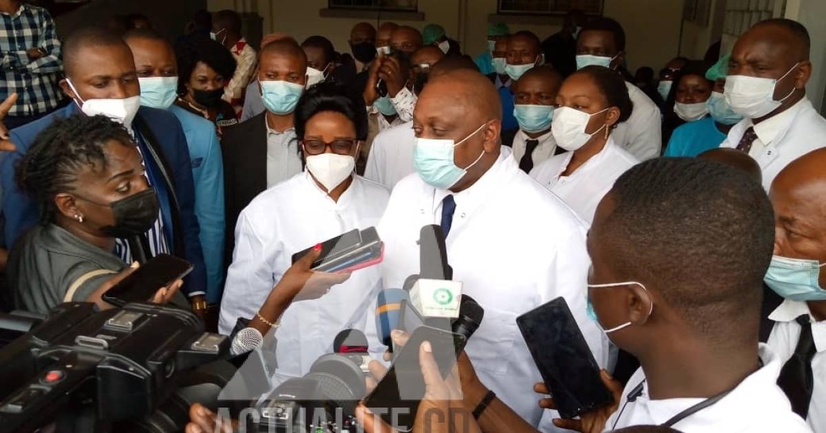 Jean-Jacques Mbungani après avoir reçu sa première dose de vaccin AstraZeneca/Ph. ACTUALITE.CD
