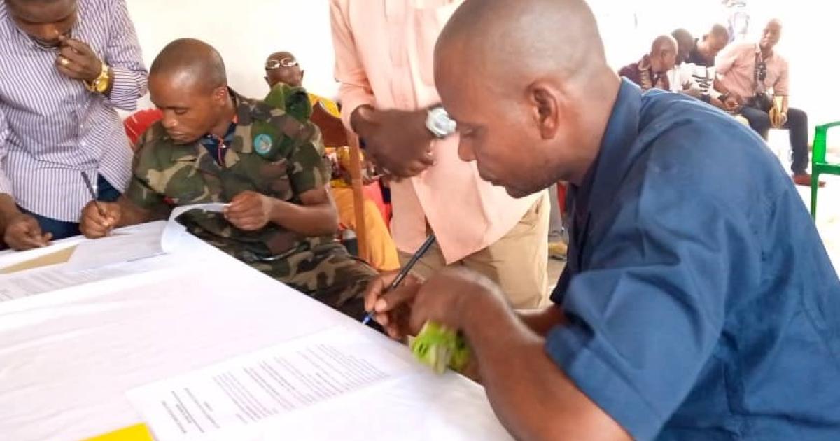 Signature de l'acte de paix par les représentants des factions de la milice Malaika
