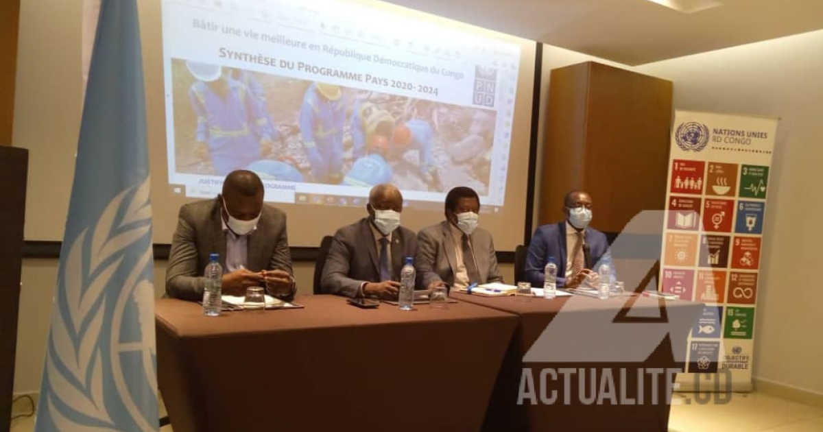 Gauche à droite : François Elika spécialiste partenariat et mobilisation des ressources, Laurent Rudasingwa représentant pays a.i.....et Lucien Toulou, team leader du pilier gouvernance et consolidation de la paix 