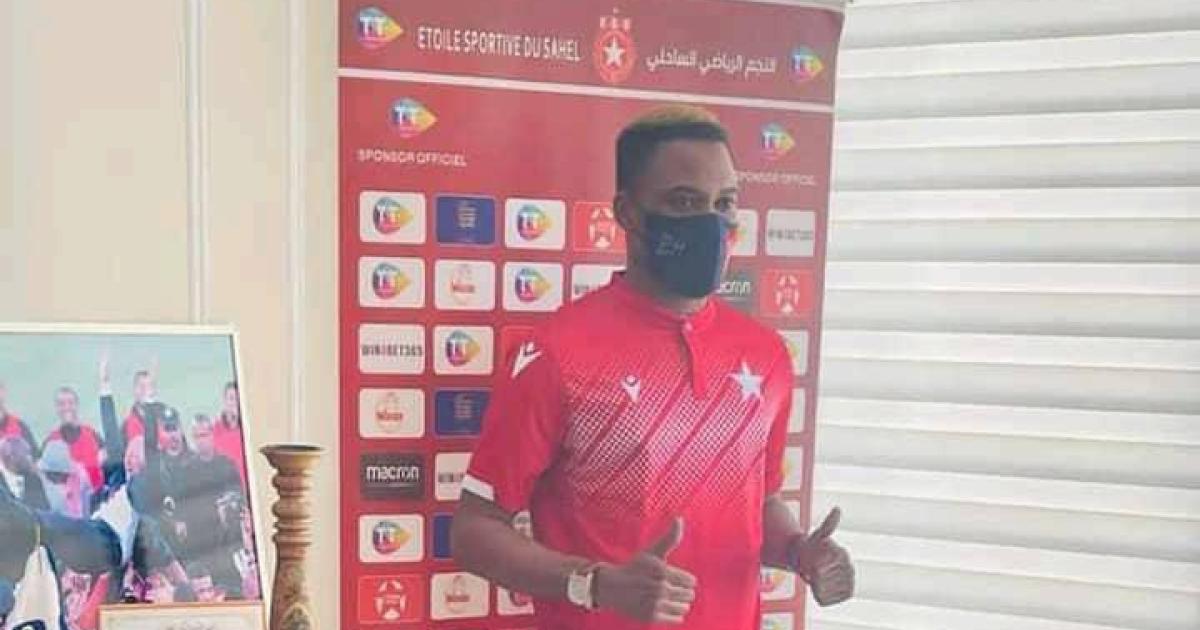 Vinny Bongonga lors de la signature de contrat. Photo droits tiers