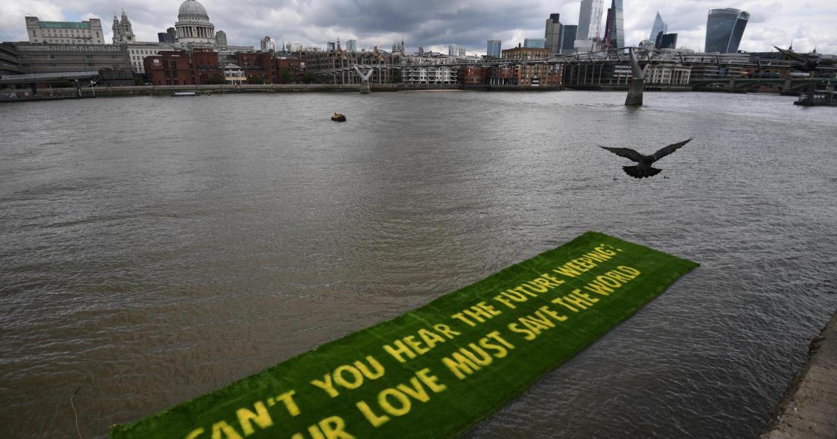 Une bannière du mouvement écologiste Extinction Rebellion sur la Tamise, le 25 juin 2021. AFP