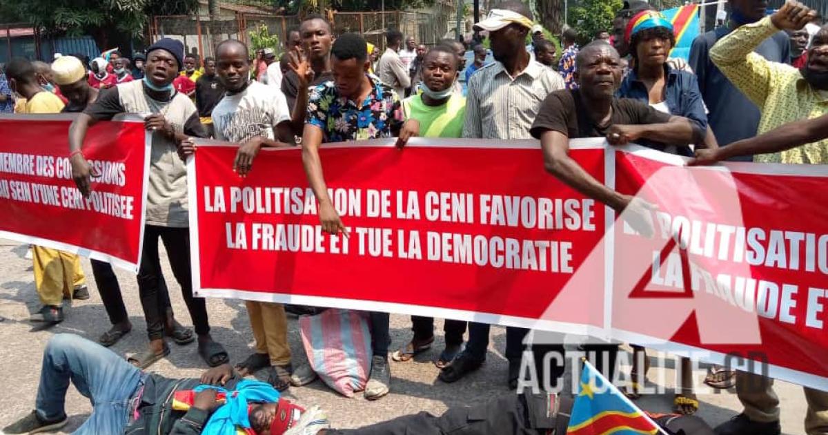 La jeunesse de Lamuka devant le siège de la CENCO