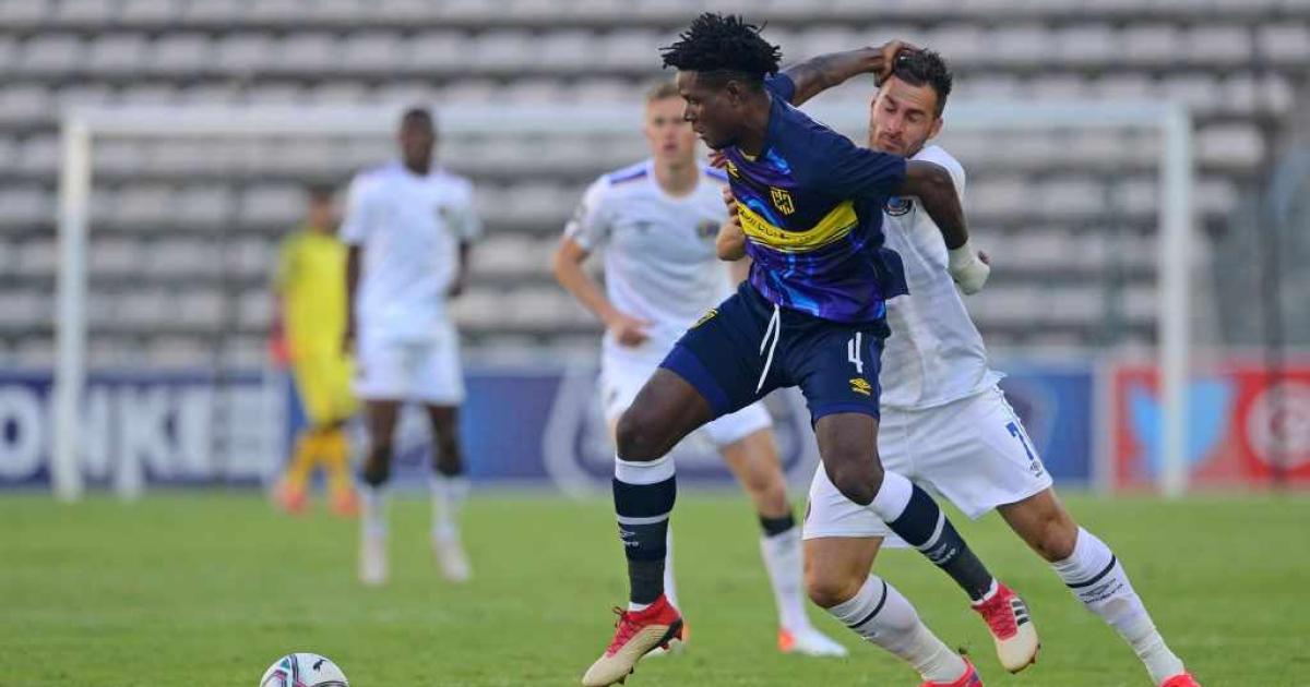 Nathan Idumba au duel avec un attaquant de Supersport United.