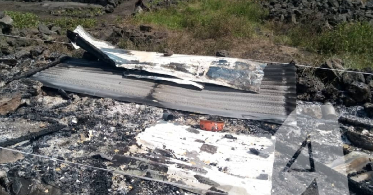 Des débris après éruption volcanique
