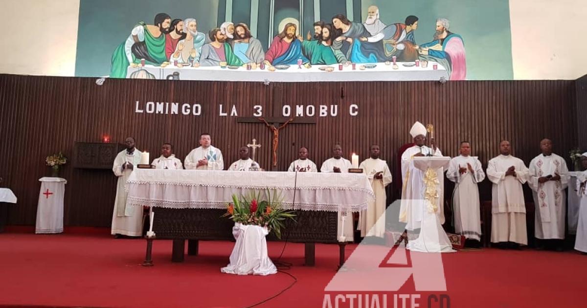L'autel de la paroisse catholique St Joseph de Matonge à Kinshasa