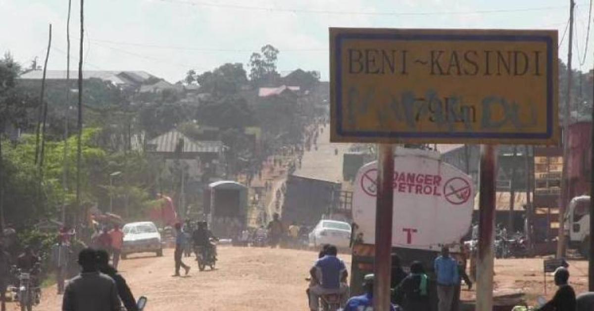 Pancarte de signalisation sur la route Beni-Kasindi