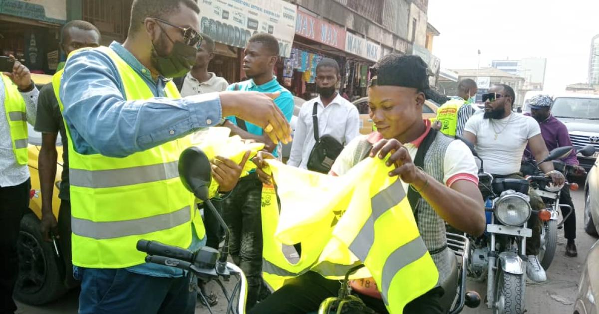 distribution des gilets aux taxi-motos
