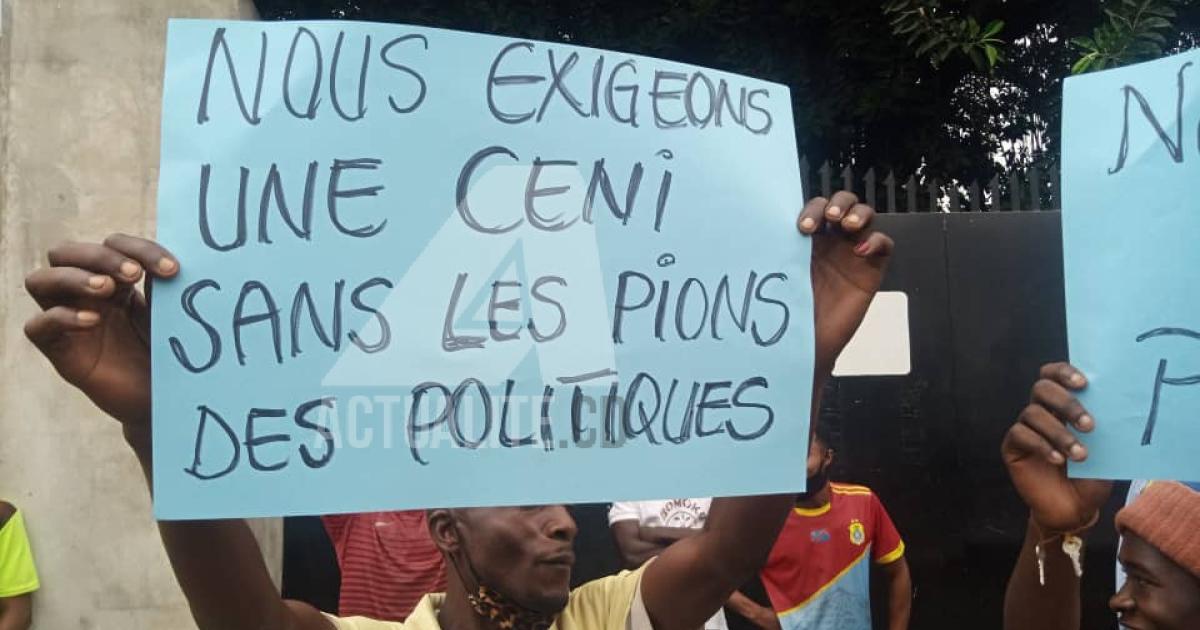Manifestation des jeunes au Palais du Peuple pour exiger un candidat consensuel à la tête de la CENI