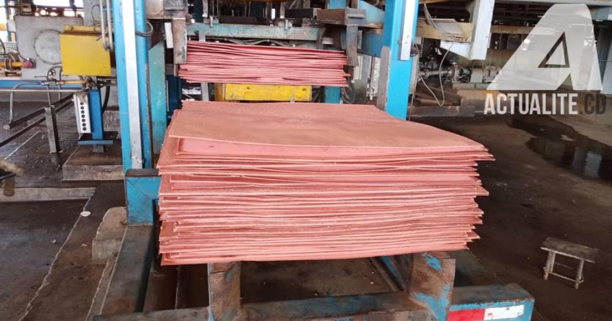 Salle d'électrolyse du cuivre à la Compagnie Minière de Musonoïe (COMMUS), située dans la commune de Manika en pleine ville de Kolwezi. PH. Jordan Mayinikini 
