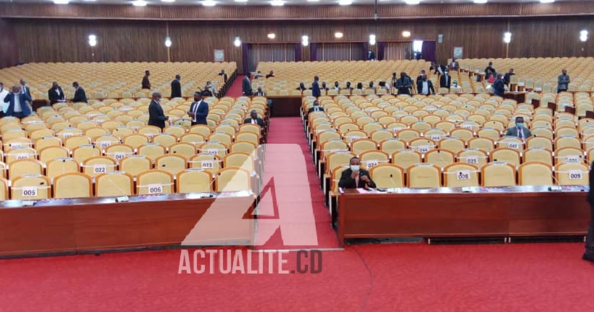 L'hémicycle de l'Assemblée nationale quasi vide, les députés brillent par le retard et l'absence