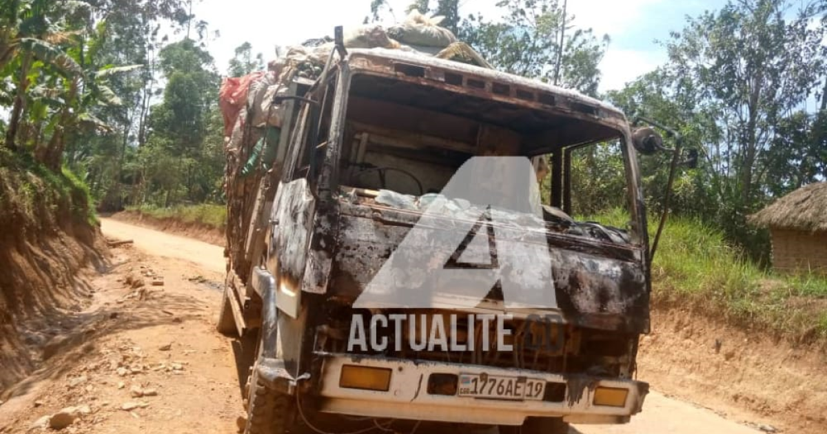Un camion incendié par les combattants ADF sur la route Beni-Butembo