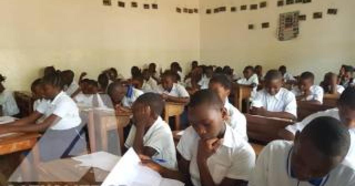 Les élèves dans une salle de classe à Beni