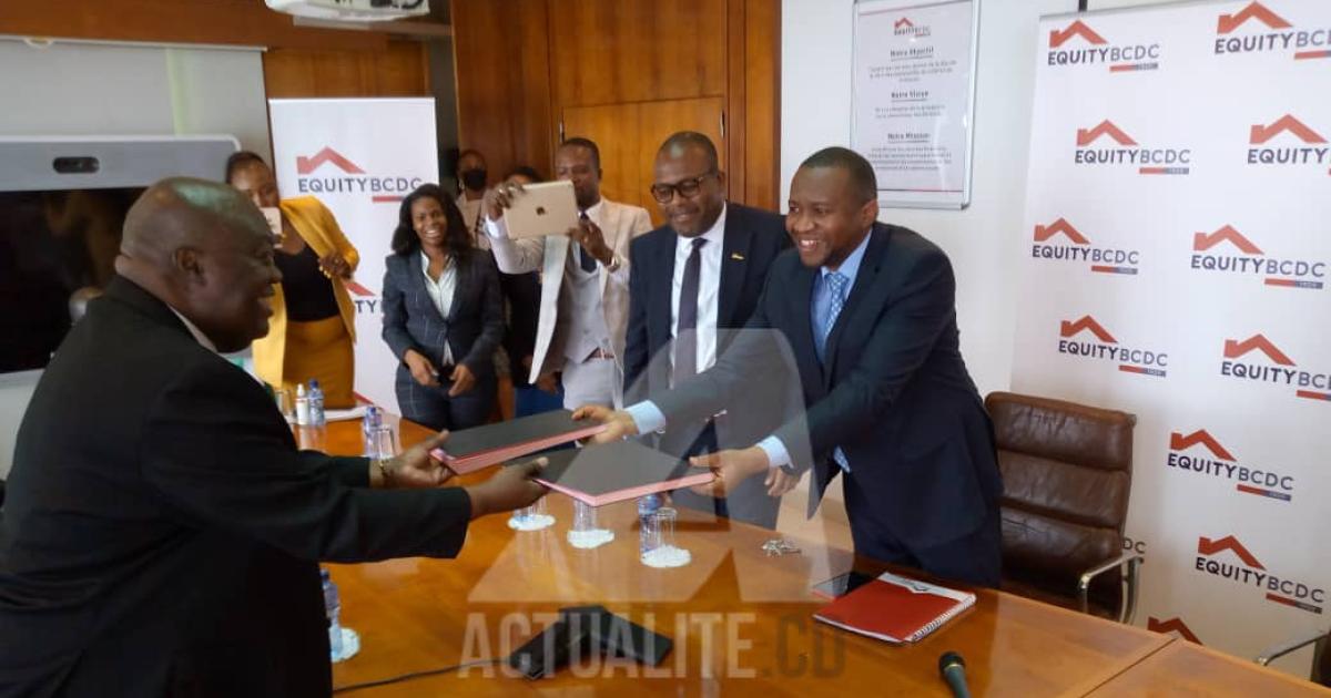 Les DG de l'Equity BCDC et de SCS lors de la signature des contrats de partenariat avec les masters agents Cash Express