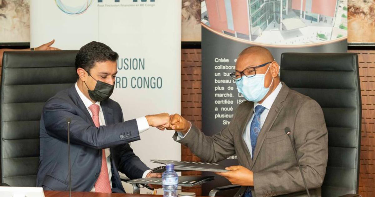 Le DG de RAWBAK, Mr. Mustafa Rawji, à gauche, et le DG du FPM SA, Mr. Carlos Kalambay, à droite, lors de la signature du contrat de financement.