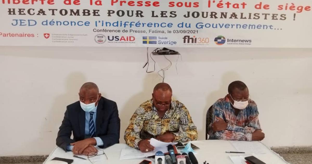 De gauche à droite (sur la photo) : Tito Ndombi, Président du CSAC, Tshivis Tshivuadi, Secrétaire général de JED et Kibambi Shintwa, Président de l'ANEAP