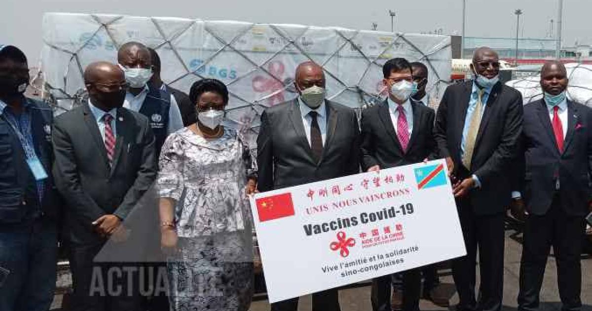 Jean-Jacques Mbungani, ministre de la santé, réceptionnant les doses du vaccin chinois "Sinovac"