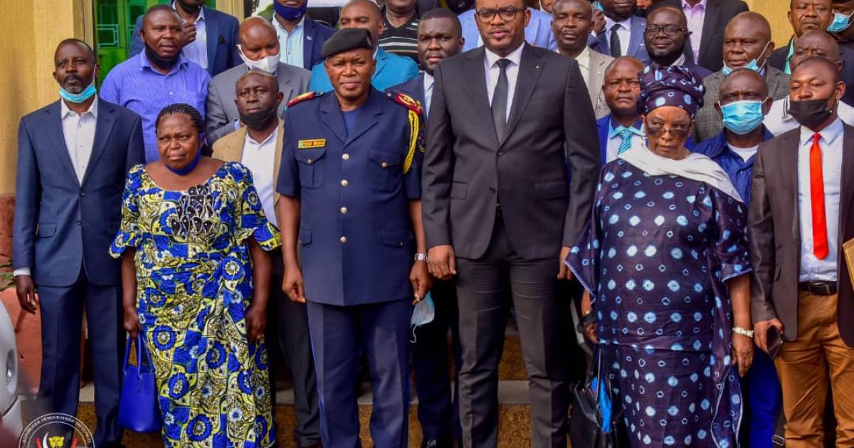 Le VPM Jean Pierre Lihau et les agents de la Fonction publique