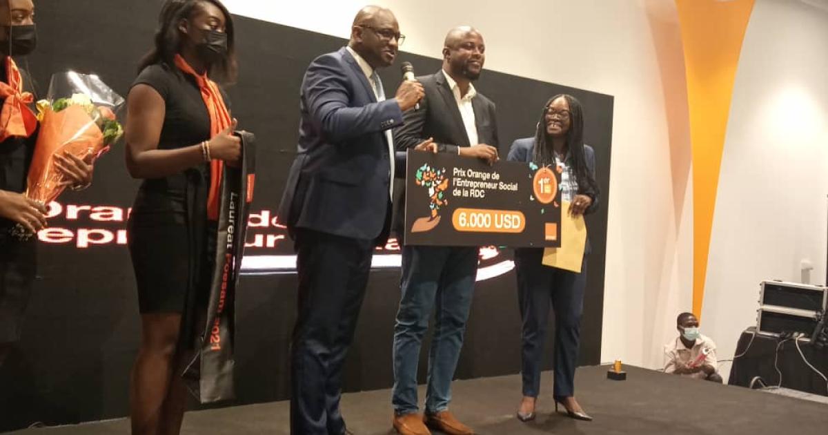 De gauche à droite, deux hôtesses, deux filles à gauche sont des hôtesses, Ben Cheick Haidara DG de Orange RDC, Baya Ciamala, vainqueur et Mireille Kabamba DG de Canal+ et Présidente du jury