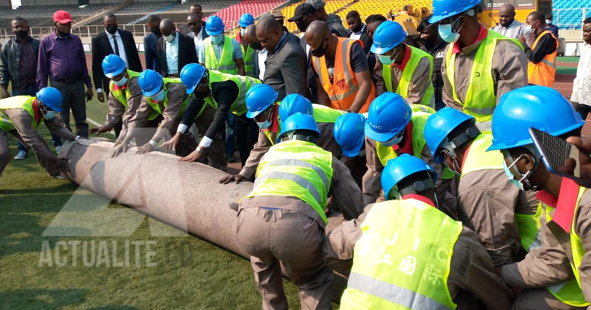 Changement de la pelouse syntétique du stade des Martyrs.