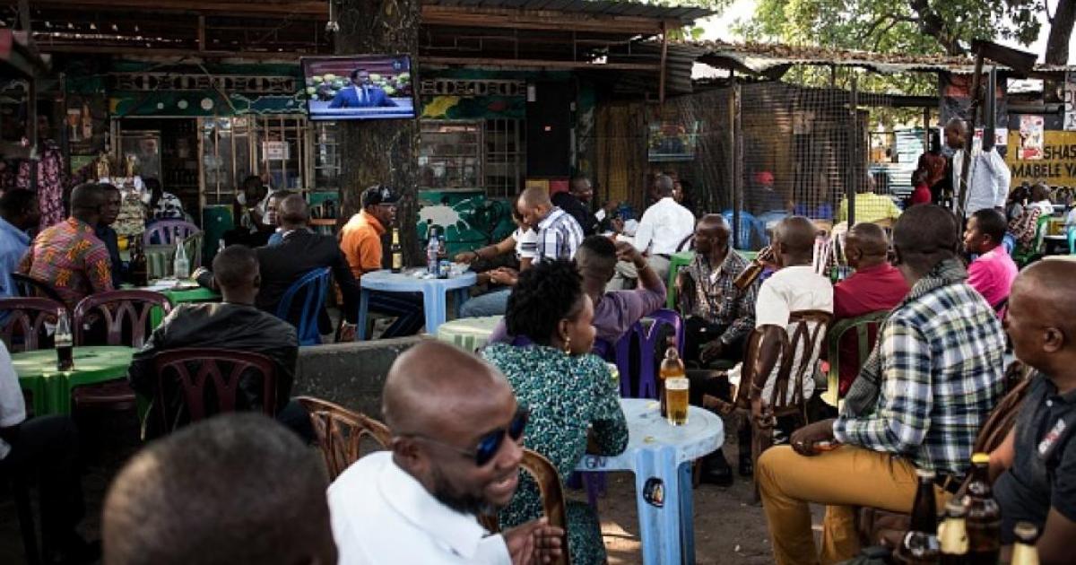 Une terrasse en pleine ville de Kinshasa