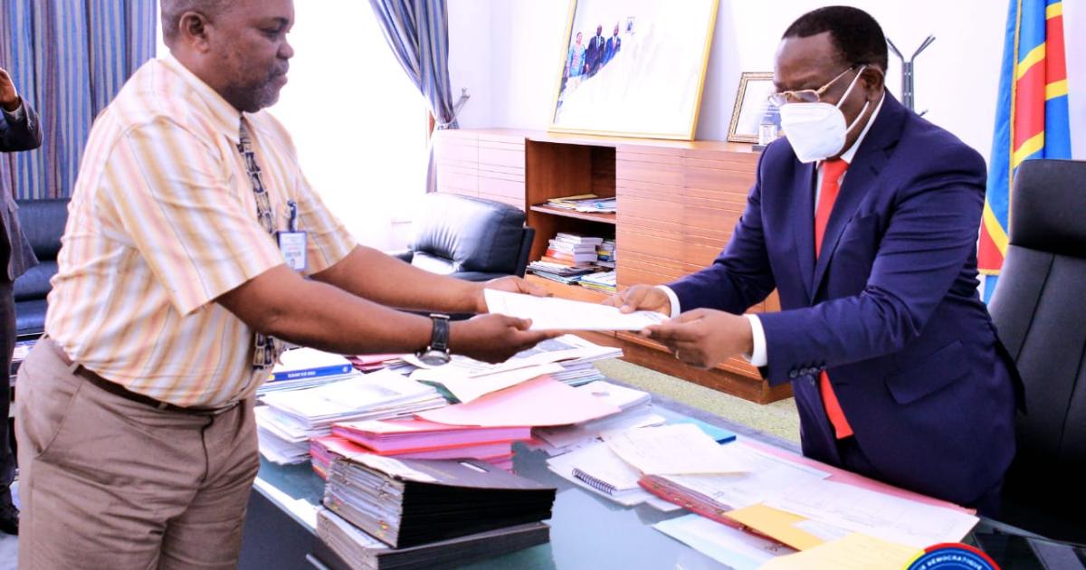 Bahati reçoit le mémo des enseignants