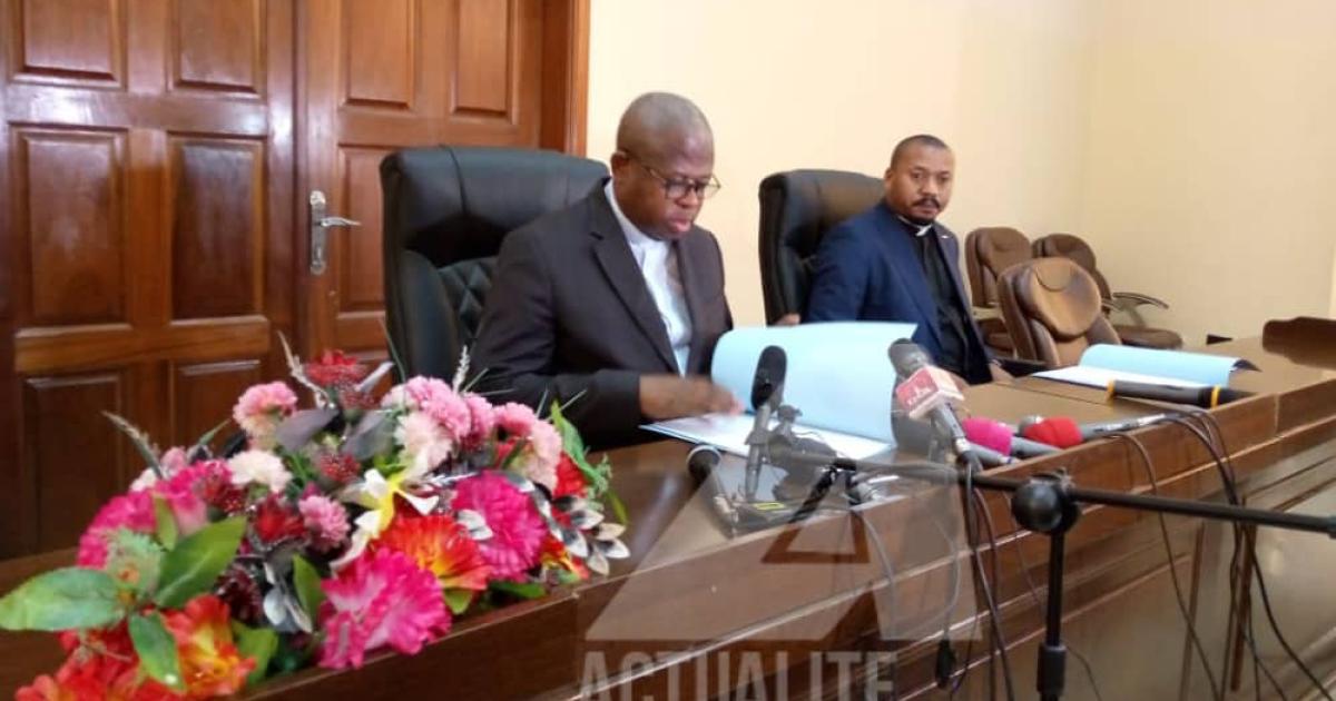 Abbé Donatien N'shole et pasteur Eric Nsenga en conférence de presse le 7 octobre 2021 au siège de la CENCO 